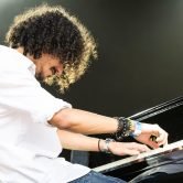 William Mendelbaum en concert sur l?esplanade de La Defense lors de la 46eme edition du concours national La Defense Jazz Festival le 28 juin 2023.